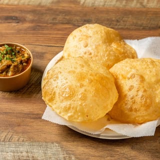 Poori With Chicken Curry